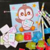 Una linda ilustración de un pingüino está rodeada de varias tarjetas y marcadores de matemáticas de colores. El pingüino sostiene una tarjeta con el número 531, enfatizando unidades, decenas y centenas. Números adicionales como 10, 24 y 809 se encuentran dispersos. El texto "Ubicando mis centenas, decenas y unidades" está presente, junto con un número de teléfono.