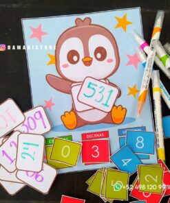 Una linda ilustración de un pingüino está rodeada de varias tarjetas y marcadores de matemáticas de colores. El pingüino sostiene una tarjeta con el número 531, enfatizando unidades, decenas y centenas. Números adicionales como 10, 24 y 809 se encuentran dispersos. El texto 