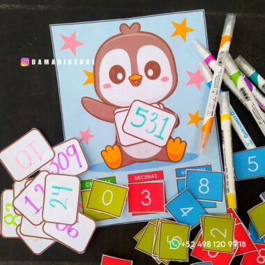 Una linda ilustración de un pingüino está rodeada de varias tarjetas y marcadores de matemáticas de colores. El pingüino sostiene una tarjeta con el número 531, enfatizando unidades, decenas y centenas. Números adicionales como 10, 24 y 809 se encuentran dispersos. El texto "Ubicando mis centenas, decenas y unidades" está presente, junto con un número de teléfono.