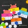 Un conjunto de coloridas tarjetas didácticas de matemáticas con temas de animales para niños, ¿Cuál es el resultado?, que presentan problemas de multiplicación como 2x1, 1x7, 1x8 y 3x5. Cada tarjeta tiene una cuadrícula de números 