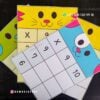 Tablero de las multiplicaciones (carta) 7 Tres coloridas hojas educativas con temas de animales para niños, cada una con un diseño de gato, oso y conejo. Los gráficos muestran varios elementos educativos como símbolos matemáticos y números, incluido el Tablero de multiplicaciones (carta multimedia). La información de contacto y el identificador de redes sociales son visibles.