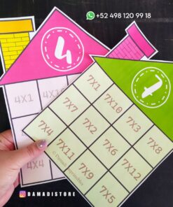 Una mano sostiene dos coloridas Casas de multiplicaciones en forma de casas, una rosa y otra verde. Estas Casa de multiplicaciones muestran problemas como 4x1, 7x1 y más. Los detalles de contacto y un identificador de redes sociales son visibles en el fondo.
