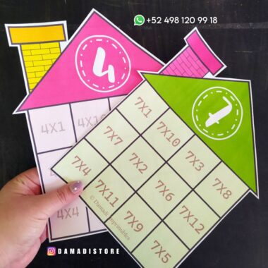 Una mano sostiene dos coloridas Casas de multiplicaciones en forma de casas, una rosa y otra verde. Estas Casa de multiplicaciones muestran problemas como 4x1, 7x1 y más. Los detalles de contacto y un identificador de redes sociales son visibles en el fondo.