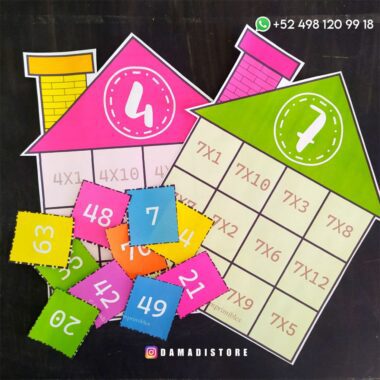 Dos coloridas hojas de actividades matemáticas imprimibles con forma de casas, llamadas Casa de multiplicaciones, con problemas de multiplicación. Una casa tiene una chimenea rosa y el número 4, y la otra tiene una chimenea verde con el número 7. Delante hay varios cuadrados de colores numerados.
