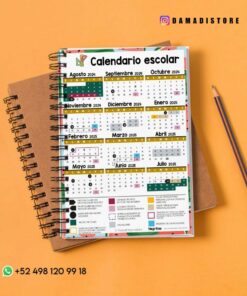 Un calendario escolar 2023-2024 encima de cuadernos marrones, con un diseño colorido con días festivos resaltados y texto en español. Un lápiz descansa al lado de los cuadernos. Los datos de contacto y un identificador de redes sociales de 