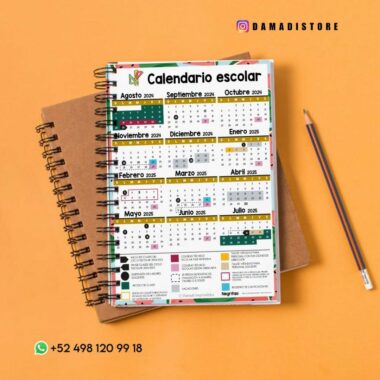 Un calendario escolar 2023-2024 encima de cuadernos marrones, con un diseño colorido con días festivos resaltados y texto en español. Un lápiz descansa al lado de los cuadernos. Los datos de contacto y un identificador de redes sociales de "DAMADISTORE" son visibles.