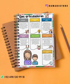 Cuaderno de espiral con texto colorido e ilustraciones de dibujos animados en la portada, colocado encima de un cuaderno marrón. A su lado hay un lápiz y una goma de borrar. Incluye el identificador de Instagram 