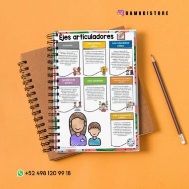 Cuaderno de espiral con texto colorido e ilustraciones de dibujos animados en la portada, colocado encima de un cuaderno marrón. A su lado hay un lápiz y una goma de borrar. Incluye el identificador de Instagram "@DAMADISTORE" y un número de contacto de WhatsApp "+52 498 120 99 18" sobre fondo naranja claro.