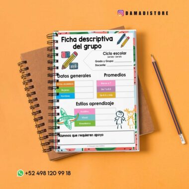 Un cuaderno con una página titulada "Ficha descriptiva del grupo" se encuentra encima de un cuaderno marrón liso. La página incluye secciones para datos generales, promedios de estudiantes, estilos de aprendizaje y estudiantes que requieren apoyo. Al lado de los cuadernos se colocan un lápiz y un lápiz de color.