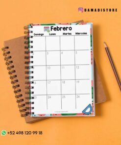 Un calendario de febrero encuadernado en espiral con bordes florales se encuentra abierto en un cuaderno de espiral marrón sobre un fondo naranja. Cerca se coloca un lápiz afilado con una goma de borrar azul. Contacto: +52 498 120 99 18. Usuario de Instagram: @damadistore.