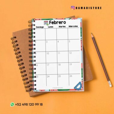 Un calendario de febrero encuadernado en espiral con bordes florales se encuentra abierto en un cuaderno de espiral marrón sobre un fondo naranja. Cerca se coloca un lápiz afilado con una goma de borrar azul. Contacto: +52 498 120 99 18. Usuario de Instagram: @damadistore.