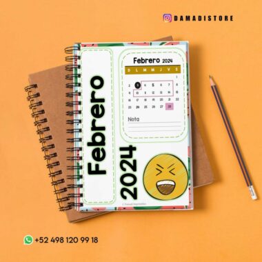 Un cuaderno encuadernado en espiral con una página abierta hasta febrero de 2024. La página presenta un calendario para el mes, una sección "Nota" y un emoji de cara risueña. El cuaderno se encuentra sobre otro cuaderno marrón con un lápiz al lado. La información de contacto y un identificador de Instagram son visibles.