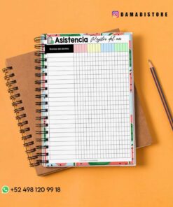 Un cuaderno con una cubierta colorida está abierto a una página denominada “Asistencia - Registro del mes” para realizar un seguimiento de la asistencia. Junto a él hay un bloc de notas marrón y un lápiz sobre un fondo naranja. La información de contacto y el identificador de Instagram @damadistore son visibles.