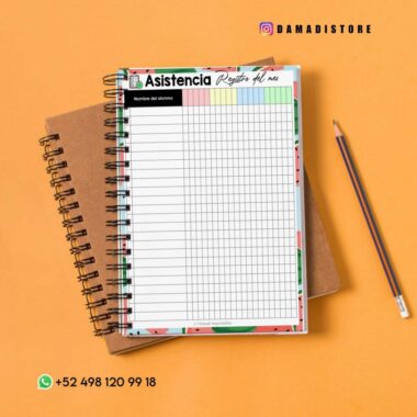 Un cuaderno con una cubierta colorida está abierto a una página denominada “Asistencia - Registro del mes” para realizar un seguimiento de la asistencia. Junto a él hay un bloc de notas marrón y un lápiz sobre un fondo naranja. La información de contacto y el identificador de Instagram @damadistore son visibles.
