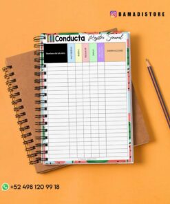 Un cuaderno abierto con espiral que muestra un cuadro de conducta estudiantil se encuentra encima de un cuaderno marrón cerrado sobre una superficie naranja. Se coloca un lápiz al lado de los cuadernos. La información de contacto y el identificador de redes sociales son visibles en la parte superior e inferior de la imagen.