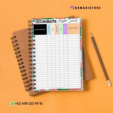 Un cuaderno abierto con espiral que muestra un cuadro de conducta estudiantil se encuentra encima de un cuaderno marrón cerrado sobre una superficie naranja. Se coloca un lápiz al lado de los cuadernos. La información de contacto y el identificador de redes sociales son visibles en la parte superior e inferior de la imagen.