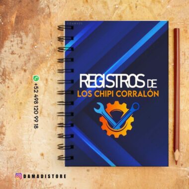 Una libreta encuadernada en espiral con un diseño geométrico azul en la portada con un ícono de llaves cruzadas dentro de un engranaje. El título dice "REGISTROS DE LOS CHIPI CORRALÓN". Los detalles de contacto y un identificador de redes sociales (@damadistore) se muestran junto al cuaderno.