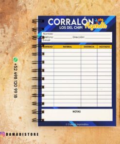 Sobre una superficie con un lápiz a la derecha se despliega un cuaderno abierto de espiral titulado “Agenda CORRALÓN LOS DEL CHIPI”. La página tiene columnas para cantidad, material, existencia y artículos agotados, junto con secciones para notas, nombre, teléfono, correo electrónico y dirección.