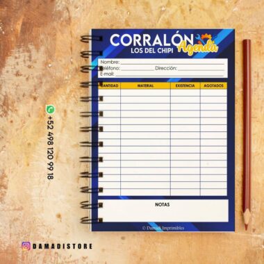 Sobre una superficie con un lápiz a la derecha se despliega un cuaderno abierto de espiral titulado “Agenda CORRALÓN LOS DEL CHIPI”. La página tiene columnas para cantidad, material, existencia y artículos agotados, junto con secciones para notas, nombre, teléfono, correo electrónico y dirección.