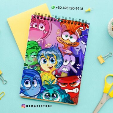 Un cuaderno encuadernado en espiral con personajes de la película animada "Inside Out". El fondo es azul claro con artículos de papelería dispersos como tijeras, bolígrafos y un clip. Debajo del cuaderno se ve parcialmente un bloc de notas amarillo. Los datos de contacto se muestran en la parte superior.