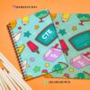 Sobre un escritorio con lápices se exponen dos cuadernos ilustrados. Las portadas presentan coloridos diseños con temas escolares, que incluyen globos terráqueos, libros, lápices e íconos relacionados con la educación. El identificador @DamaDiStore y un número de teléfono son visibles.