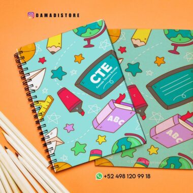 Sobre un escritorio con lápices se exponen dos cuadernos ilustrados. Las portadas presentan coloridos diseños con temas escolares, que incluyen globos terráqueos, libros, lápices e íconos relacionados con la educación. El identificador @DamaDiStore y un número de teléfono son visibles.