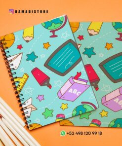 Dos cuadernos encuadernados en espiral con coloridas cubiertas de temática escolar, con ilustraciones de lápices, globos terráqueos, pizarras, estrellas y libros del abecedario. Un cuaderno está encima del otro, rodeado de lápices blancos con gomas de borrar. El fondo es de un naranja brillante.