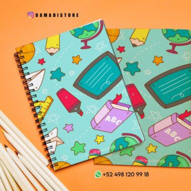 Dos cuadernos encuadernados en espiral con coloridas cubiertas de temática escolar, con ilustraciones de lápices, globos terráqueos, pizarras, estrellas y libros del abecedario. Un cuaderno está encima del otro, rodeado de lápices blancos con gomas de borrar. El fondo es de un naranja brillante.