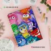 Sobre una superficie plana se coloca un cuaderno de espiral con una cubierta colorida con personajes de la película animada 