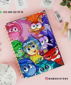Sobre una superficie plana se coloca un cuaderno de espiral con una cubierta colorida con personajes de la película animada 