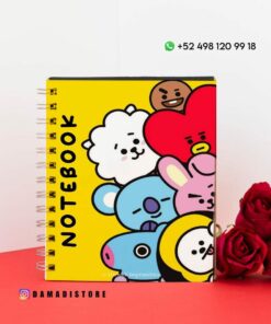 Una cubierta de cuaderno de colores brillantes con lindos personajes de dibujos animados en varios colores y expresiones, con el texto "NOTEBOOK" verticalmente en el lado izquierdo. El fondo es amarillo. Al lado del cuaderno hay dos rosas rojas. En la parte superior se muestra un número de teléfono.