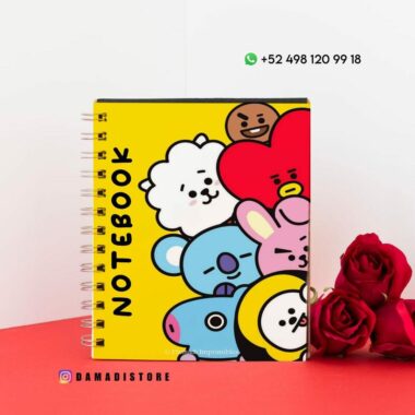 Una cubierta de cuaderno de colores brillantes con lindos personajes de dibujos animados en varios colores y expresiones, con el texto "NOTEBOOK" verticalmente en el lado izquierdo. El fondo es amarillo. Al lado del cuaderno hay dos rosas rojas. En la parte superior se muestra un número de teléfono.
