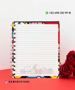 Un cuaderno encuadernado en espiral con coloridos personajes de dibujos animados en la portada se abre para revelar páginas rayadas. Se coloca sobre una superficie roja con dos rosas rojas al lado. Los detalles de contacto son visibles arriba y el identificador de Instagram 