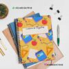 Un cuaderno de colores brillantes sobre un escritorio con una cubierta con diseños gráficos de útiles escolares como manzanas, reglas y libros titulados "Cuaderno de Registros". Alrededor del cuaderno hay plantas, clips y un bolígrafo. Información de contacto y identificador de redes sociales en la parte superior e inferior.