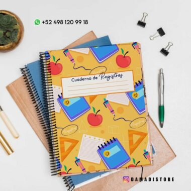 Un cuaderno de colores brillantes sobre un escritorio con una cubierta con diseños gráficos de útiles escolares como manzanas, reglas y libros titulados "Cuaderno de Registros". Alrededor del cuaderno hay plantas, clips y un bolígrafo. Información de contacto y identificador de redes sociales en la parte superior e inferior.