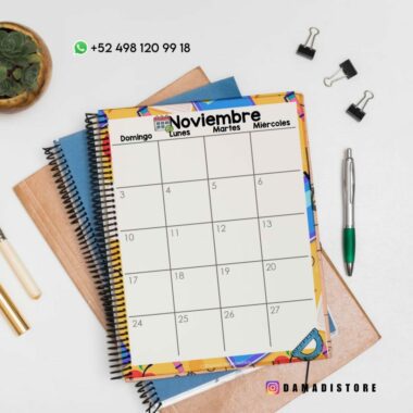 Un calendario de noviembre de 2023 se encuentra encima de cuadernos de espiral junto con varios suministros de oficina, incluidos un bolígrafo, un lápiz, una planta, sujetapapeles y clips. El calendario presenta un borde colorido y detalles de contacto, incluido un número de teléfono y identificadores de redes sociales.