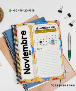Imagen de un escritorio con algunos elementos de papelería, incluidos dos cuadernos de espiral. Un cuaderno muestra en su portada un calendario de noviembre de 2024 con algunas fechas marcadas. En la esquina hay un número de contacto de WhatsApp. Los identificadores de redes sociales son visibles en la parte inferior.