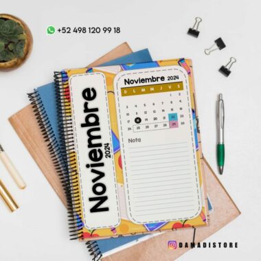 Imagen de un escritorio con algunos elementos de papelería, incluidos dos cuadernos de espiral. Un cuaderno muestra en su portada un calendario de noviembre de 2024 con algunas fechas marcadas. En la esquina hay un número de contacto de WhatsApp. Los identificadores de redes sociales son visibles en la parte inferior.