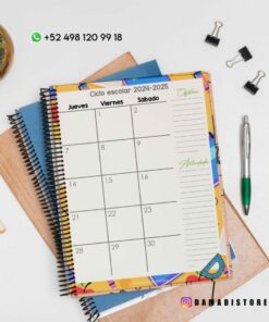 Sobre un escritorio hay una agenda abierta titulada 