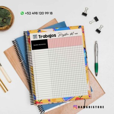 Una agenda colorida titulada "Trabajos" y "Registro del mes" con columnas de cuadrícula para seguir el progreso del trabajo. El cuadro de texto "Nombre del alumno" está presente. La agenda está rodeada de artículos de papelería, incluidos bolígrafos, clips y una pequeña planta. La información de contacto y el identificador de Instagram están arriba.