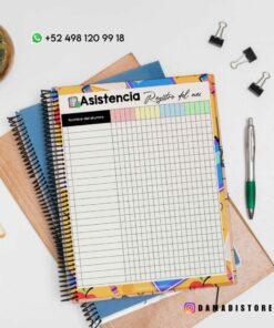 Tres cuadernos apilados sobre una superficie blanca con una hoja de seguimiento de asistencia mensual con bordes coloridos en la parte superior. Cerca hay un bolígrafo, un lápiz, unas suculentas, clips para carpetas y un número de teléfono con el icono de WhatsApp. El identificador de Instagram @damadistore es visible en la esquina.