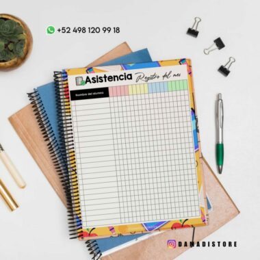 Tres cuadernos apilados sobre una superficie blanca con una hoja de seguimiento de asistencia mensual con bordes coloridos en la parte superior. Cerca hay un bolígrafo, un lápiz, unas suculentas, clips para carpetas y un número de teléfono con el icono de WhatsApp. El identificador de Instagram @damadistore es visible en la esquina.