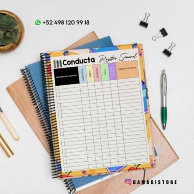 Una hoja de registro semanal de comportamiento titulada "Conducta, Registro Semanal" se coloca encima de cuadernos de espiral. La hoja incluye columnas para el nombre del estudiante, los días de la semana y las observaciones. Cerca hay un bolígrafo, un lápiz, una pequeña planta, clips para carpetas y un número de contacto de WhatsApp.
