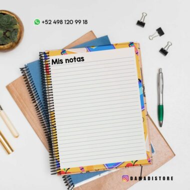 Una imagen plana de un colorido cuaderno de espiral con "Mis notas" escrito en la portada, colocado encima de otros cuadernos. Los elementos circundantes incluyen una planta de cactus, un bolígrafo, un lápiz, clips para carpetas y un número de teléfono con un ícono de WhatsApp. El identificador de Instagram @damadistore es visible.