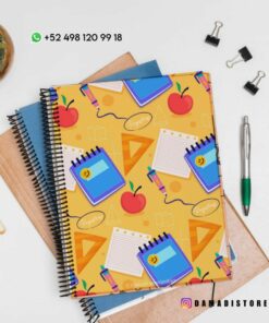 Una pila de libretas coloridas con un divertido diseño de papelería en la parte superior, que incluye elementos como libretas, bolígrafos y manzanas. El fondo incluye otros suministros como dos clips para carpetas y una planta. Los datos de contacto y el identificador de redes sociales son visibles.