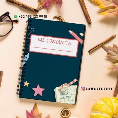 Un cuaderno de espiral con tapa oscura con la leyenda "Mi Conducta" en el centro. En la cubierta se encuentran varios artículos estacionarios, incluidos un lápiz, una regla y un borrador en forma de estrella. Hojas decorativas, palos y una nota con un número de teléfono y un identificador de Instagram rodean el cuaderno.