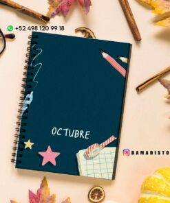 Un cuaderno de espiral con tapa azul oscuro, con garabatos de un lápiz, una estrella y una hoja de papel rayado. En él está escrita la palabra 