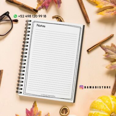 Cuaderno de espiral abierto en una página rayada titulada "Notas" sobre una superficie clara rodeada de hojas de otoño, vasos, una calabaza, lápices y una rodaja de cítricos seca. Se muestran el número de contacto y el identificador de Instagram.