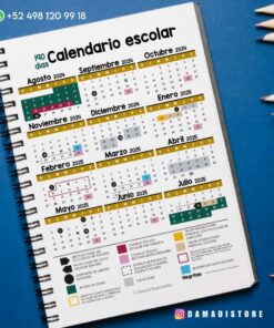 Una agenda abierta con espiral que muestra el calendario escolar de agosto de 2024 a julio de 2025. Las fechas importantes están codificadas por colores con una leyenda en la parte inferior. Cerca se colocan lápices y una planta. Un número de contacto de WhatsApp y un identificador de Instagram se encuentran en las esquinas superior izquierda e inferior derecha.