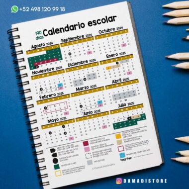 Una agenda abierta con espiral que muestra el calendario escolar de agosto de 2024 a julio de 2025. Las fechas importantes están codificadas por colores con una leyenda en la parte inferior. Cerca se colocan lápices y una planta. Un número de contacto de WhatsApp y un identificador de Instagram se encuentran en las esquinas superior izquierda e inferior derecha.